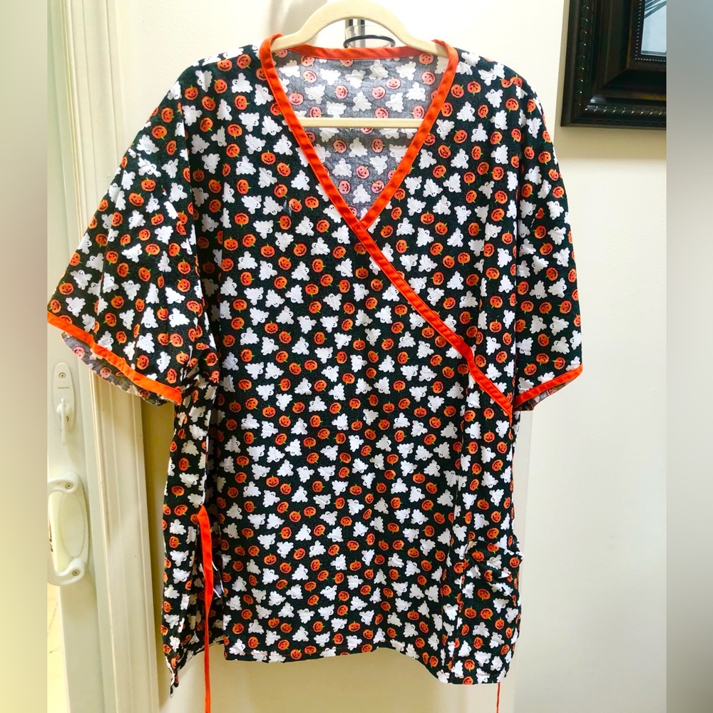 Halloween Scrub Top with String Tie for Perfect Fit
Excellent Condition